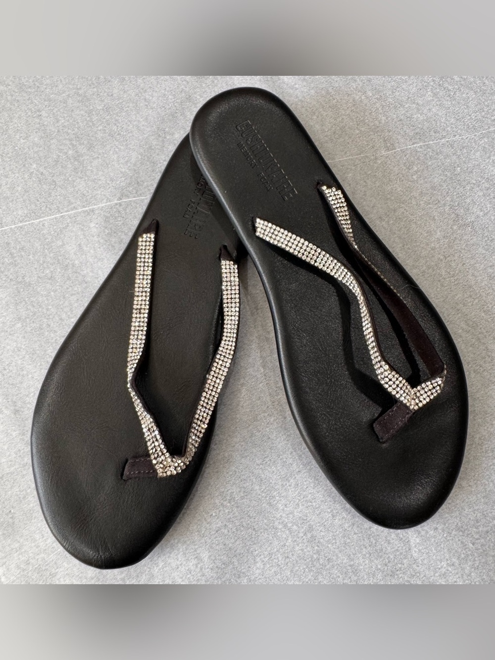 Cushionaire Black Rhinestone Memory Foam Thong Sandal Size 6.5 Runs Small EUC